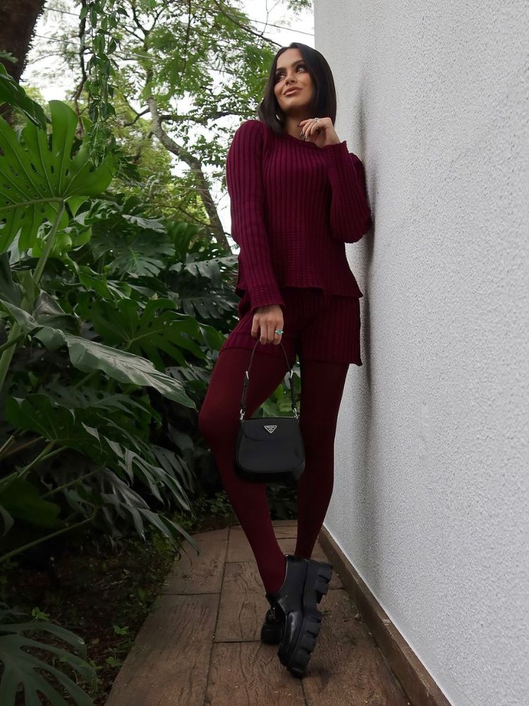 Foto de Juju Norremose, empresária e influenciadora digital, usando roupa de inverno: conjunto de tricô e meia-calça vermelha