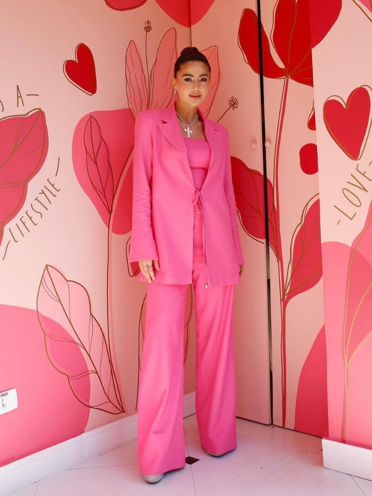 Foto de Cici Navarro usando conjunto pink de alfaiataria com blazer, colete e calça