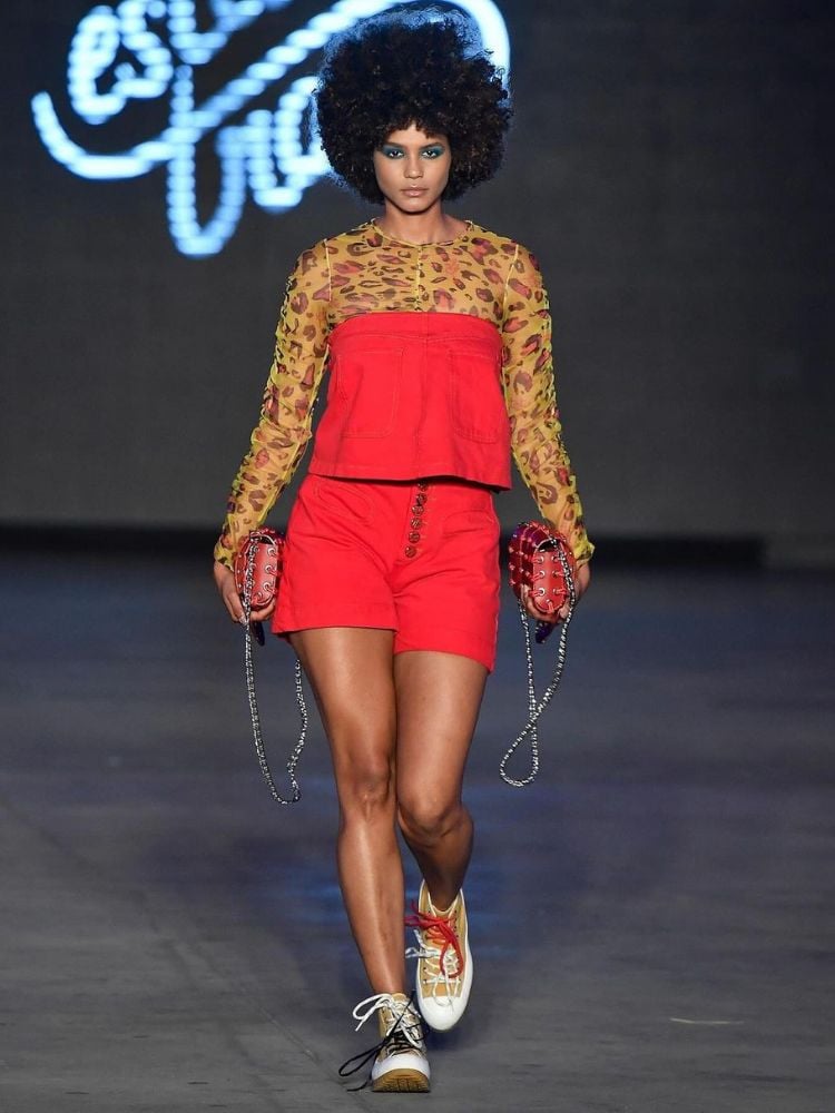 Foto de modelo usando vermelho, cor tendência verão 2025, no desfile do Estúdio Traça na Casa de Criadores