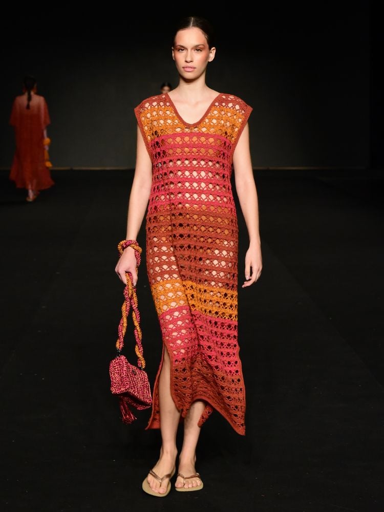 Modelo usando vestido de crochê em tons de vermelho no desfile de Catarina Mina no DFB Festival