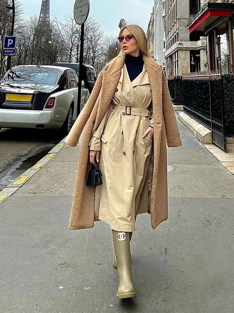 Helena Silvarolli, influenciadora digital, usando roupa de inverno: galocha da Chanel, sobretudo cáqui e casaco de pelo