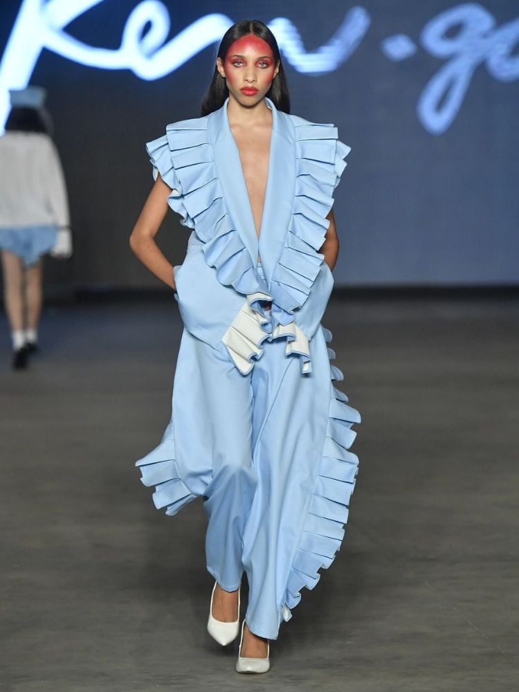 Modelo usando conjunto azul pálido, cor tendência verão 2025, no desfile da Ken-gá na Casa de Criadores