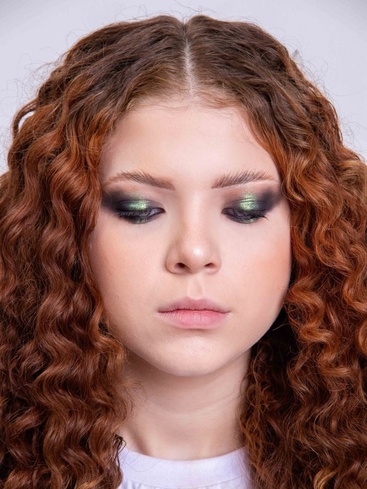 Foto de mulher ruiva usando maquiagem para show de rock: smokey eyes