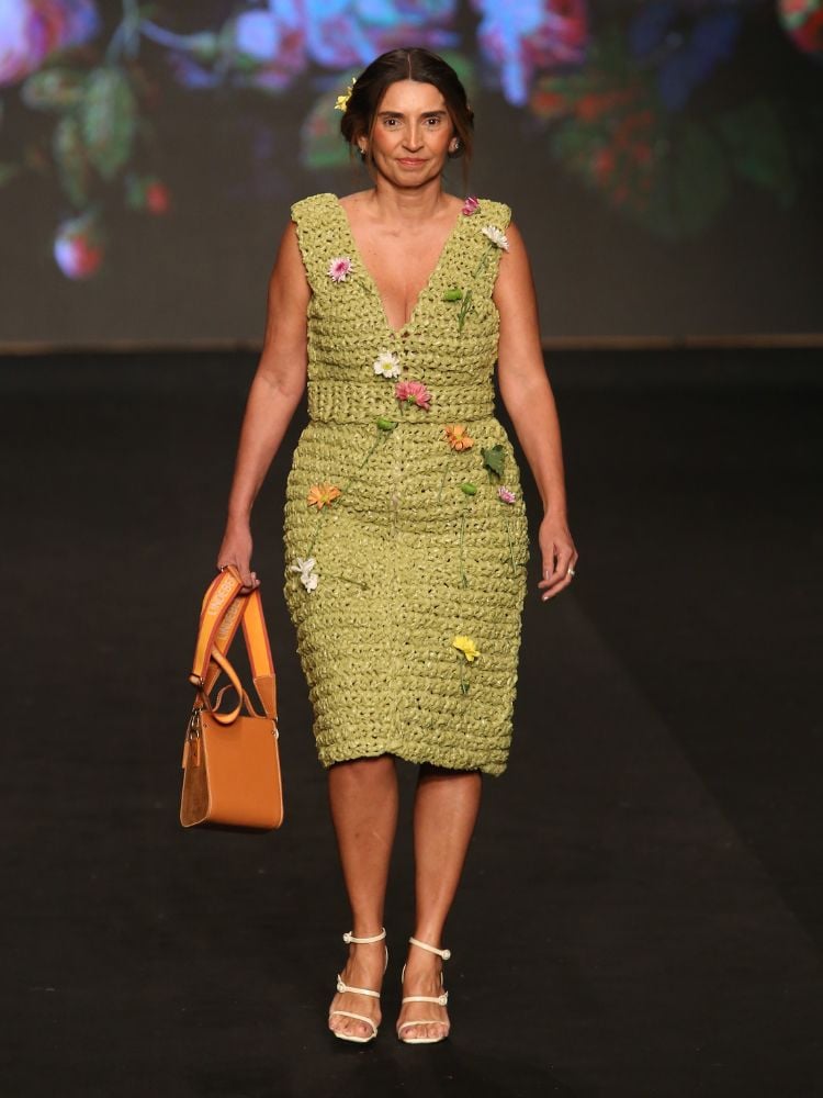 Mulher usando vestido verde pistache, tendência verão 2024, no desfile de Lindebergue no DFB Festival