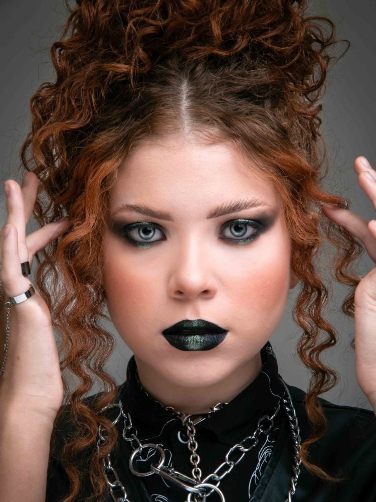 Foto de mulher ruiva usando maquiagem para show de rock: smokey eyes e batom preto