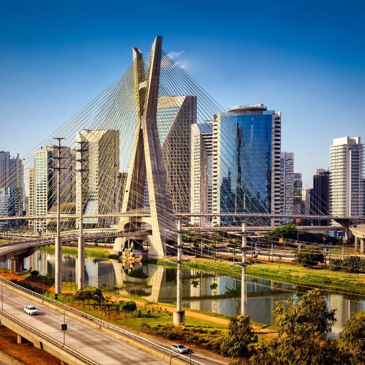 Ponte famosa do estado de São Paulo durante o dia.