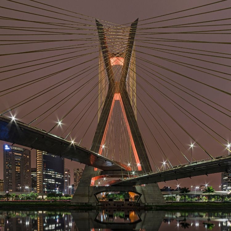 Ponte famosa do estado de São Paulo à noite.