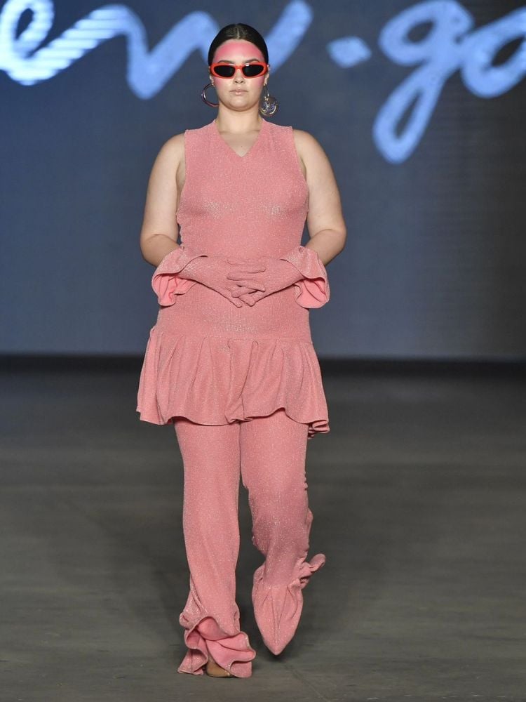 Modelo usando conjunto rosa, cor tendência verão 2025, no desfile da Ken-gá na Casa de Criadores