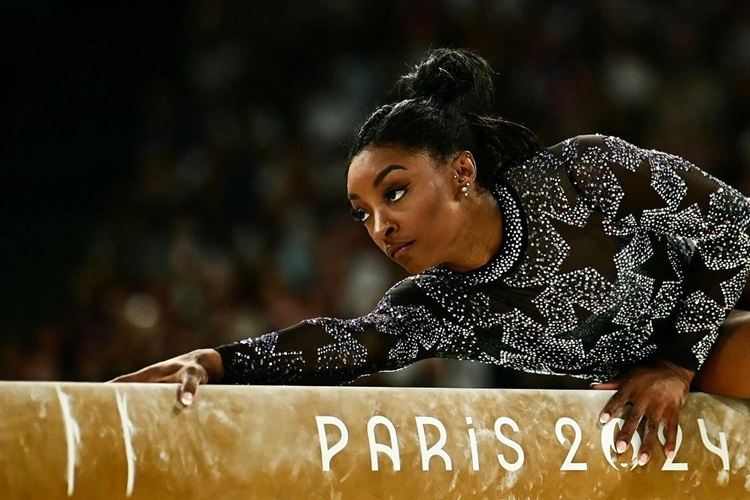 Simone Biles durante prova nas Olimpíadas de Paris 2024