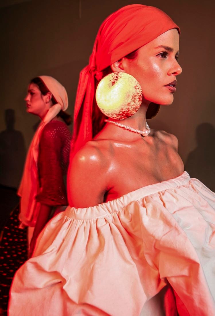 Modelos nos bastidores usando looks da Universidade Tecnológica Federal do Paraná (UTFPR) no DFB Festival 2024