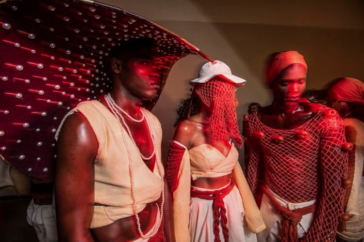 Modelos nos bastidores usando looks da Universidade Tecnológica Federal do Paraná (UTFPR) no DFB Festival 2024