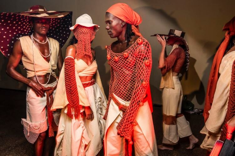 Modelos nos bastidores usando looks da Universidade Tecnológica Federal do Paraná (UTFPR) no DFB Festival 2024