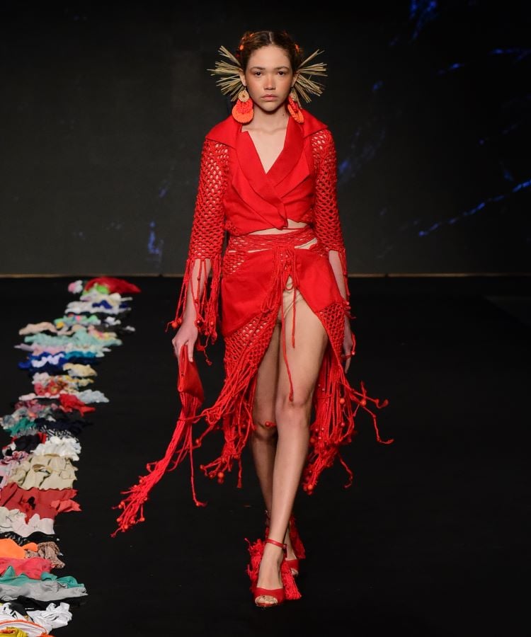 Vestido vermelho com detalhes drapeados e mangas amplas. Evento: SENAI Moda RN no Concurso dos Novos no DFB Festival 2024.