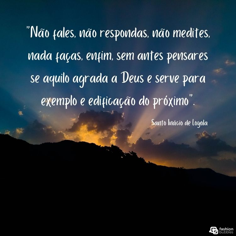 Foto de pôr do sol com frase  “Não fales, não respondas, não medites, nada faças, enfim, sem antes pensares se aquilo agrada a Deus e serve para exemplo e edificação do próximo”.