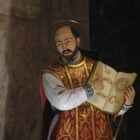 Foto de estátua de Santo Inácio de Loyola, com vestes vermelhas e douradas e segurando um livro aberto