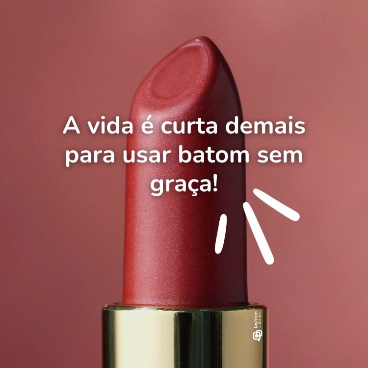 A imagem mostra um close-up de um batom vermelho intenso contra um fundo rosa monocromático. O batom está ligeiramente inclinado, mostrando sua ponta e a textura cremosa do produto. Há um texto em português que diz: “A vida é curta demais para usar batom sem graça!”