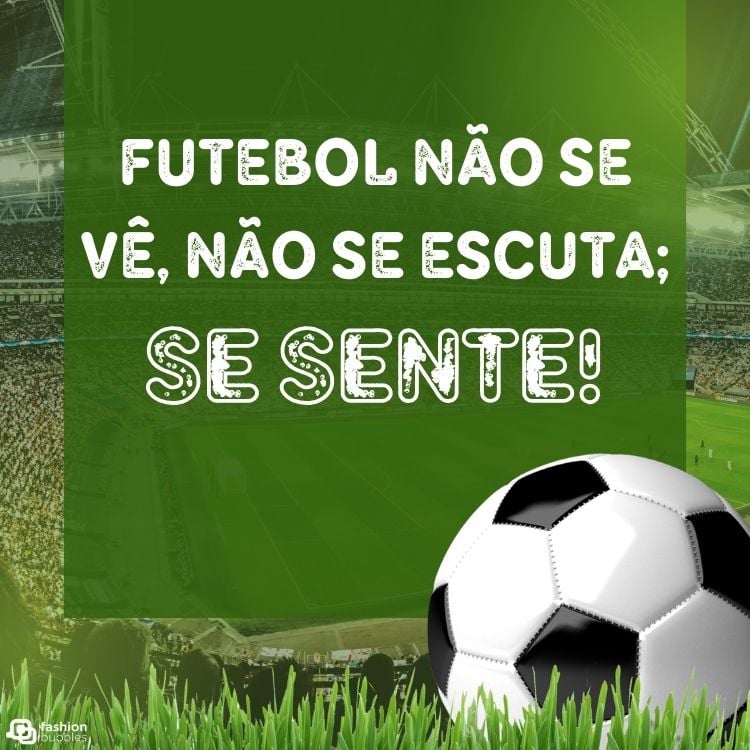 Montagem de desenho de bola em campo de futebol com quadro verde e frase "Futebol não se vê, não se escuta; se sente!"