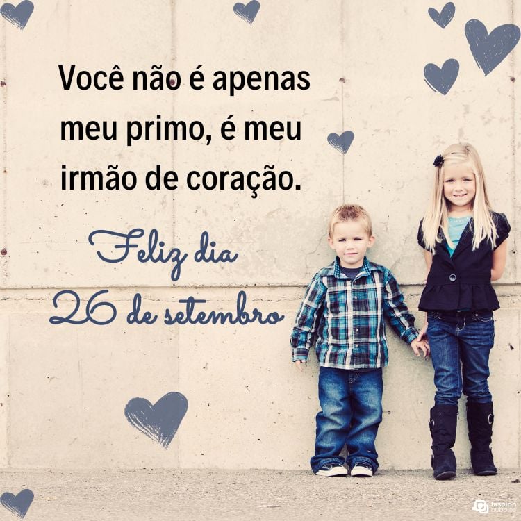 Foto de menina e menino em fundo bege com corações cinzas e frase "Você não é apenas meu primo, é meu irmão de coração. Feliz dia 26 de setembro!"