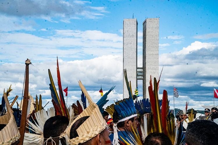 Foto de indígenas com cocares na Praça dos Três Poderes