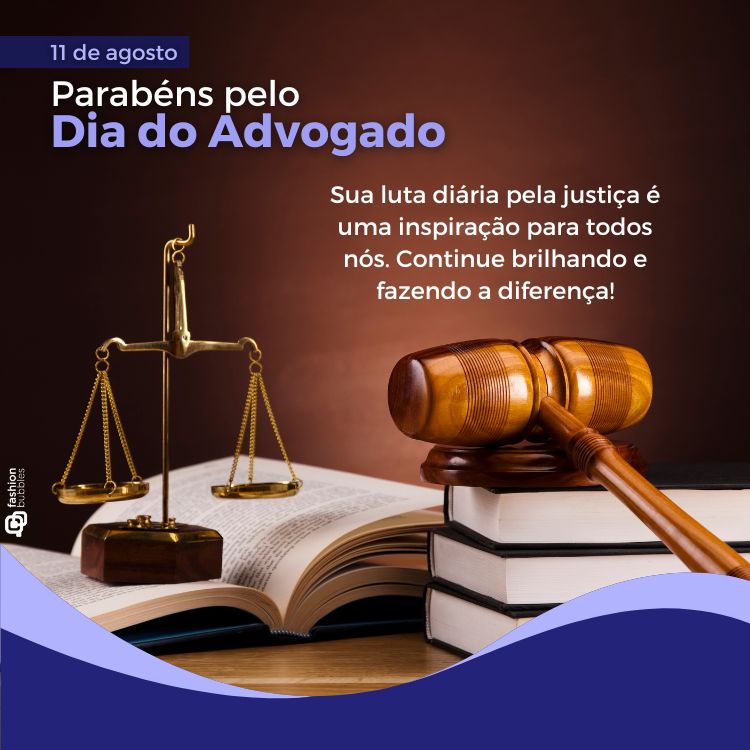 Balança dourada da justiça em destaque sobre um fundo com livros empilhados e um martelo de juiz. Mensagem: “Parabéns pelo Dia do Advogado”. A luta diária pela justiça é uma inspiração para todos nós. Continue brilhando e fazendo a diferença!