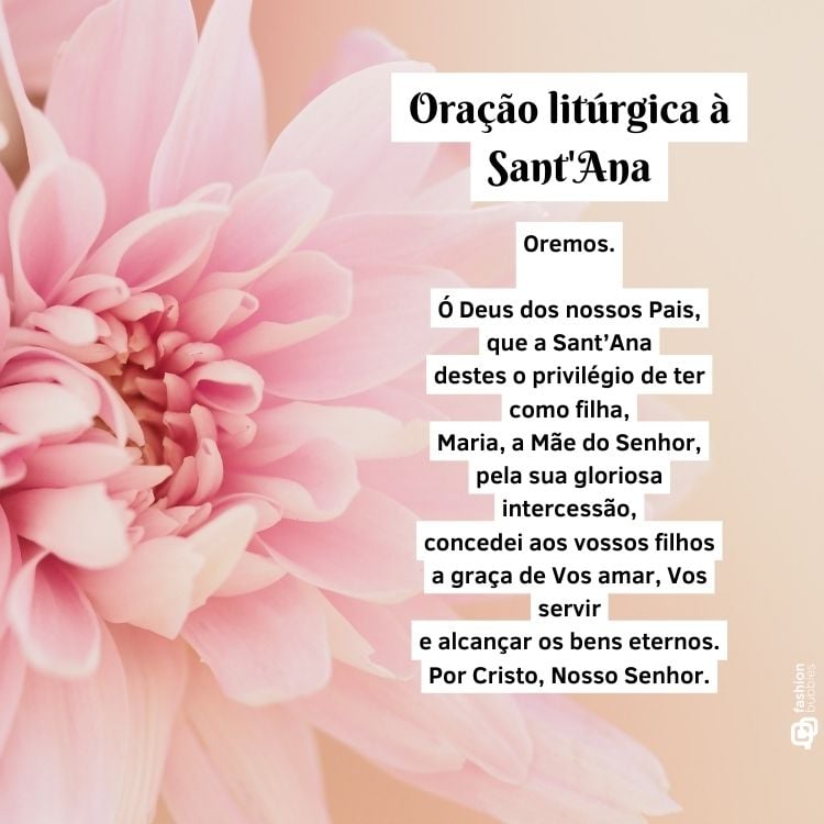 A imagem apresenta uma oração litúrgica dedicada ao Dia de Sant’Ana sobre um fundo floral em tons de rosa. A flor, com pétalas suaves e espiraladas, ocupa a maior parte da imagem, criando um visual harmonioso e sereno. O texto central é uma prece pedindo bênçãos e proteção.