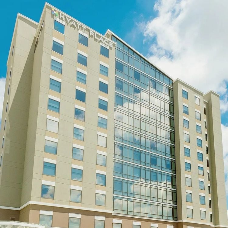 Foto da fachada do Hyatt Place São José do Rio Preto, espelhado e com grandes janelas