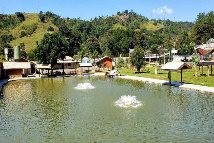 Foto de lado no All Inclusive VilaVip Hotel Fazenda, com muita natureza ao redor e chalés