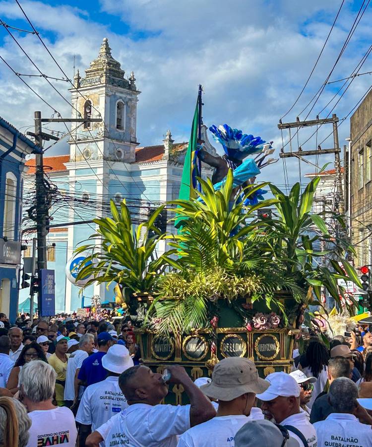 Festa de 2 de julho na Bahia, em Salvador. Desfile com multidão