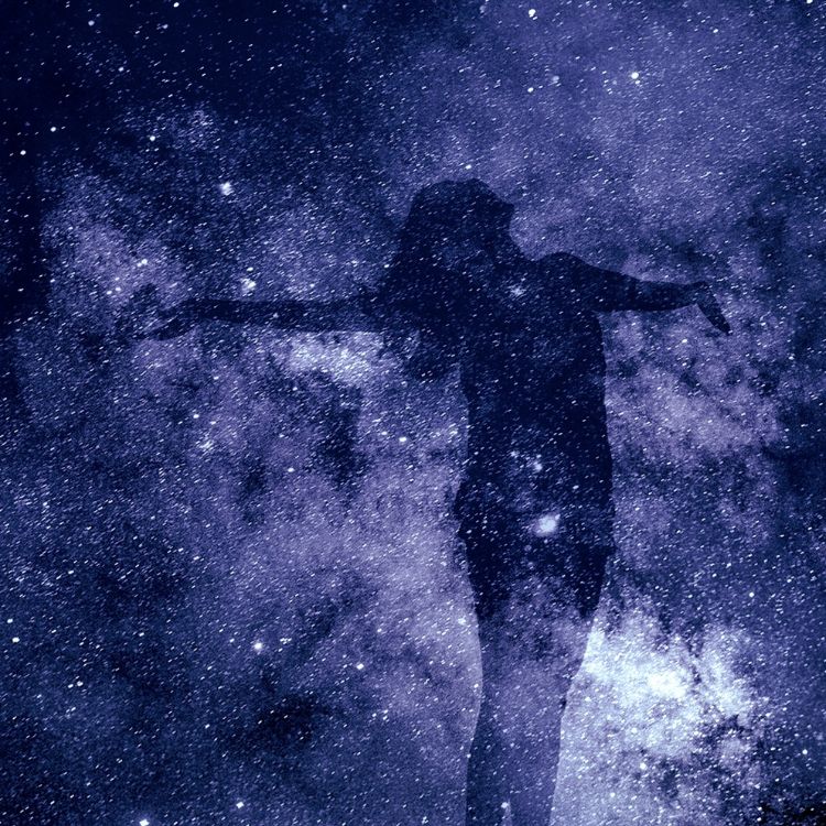 A imagem mostra a silhueta de uma pessoa mesclada com um céu estrelado, criando uma ilusão de imersão no cosmos, evocando liberdade e introspecção.