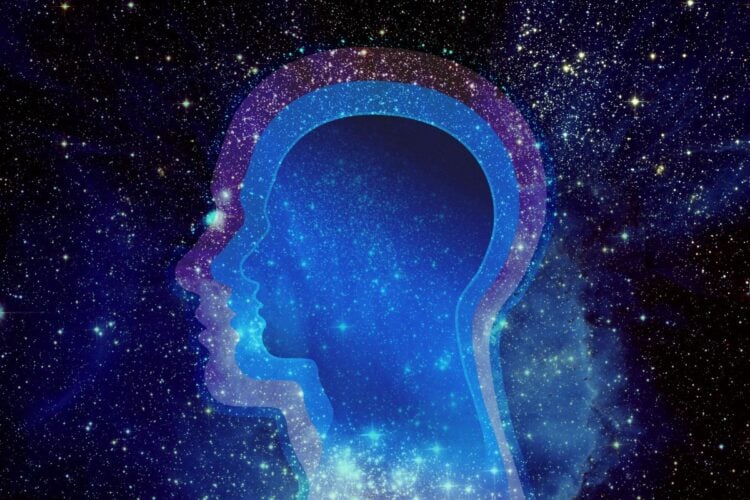 A imagem mostra o perfil de uma cabeça humana em silhueta contra um fundo estrelado, simbolizando conceitos do universo dentro da mente.