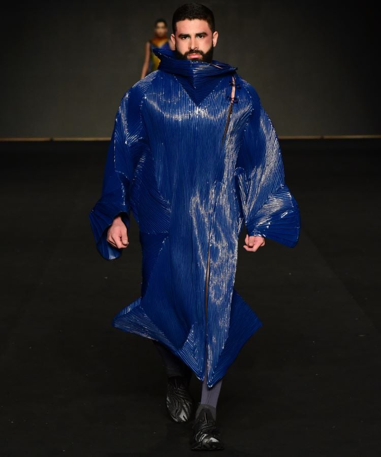 Modelo usando look do desfile de Lino Villaventura no DFB Festival 2024