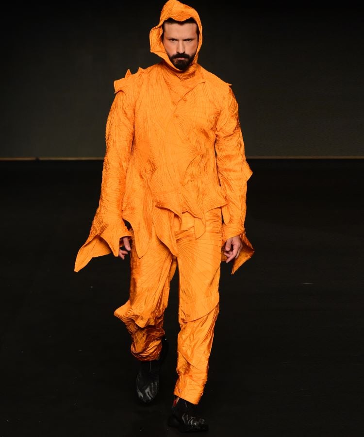 Modelo usando look do desfile de Lino Villaventura no DFB Festival 2024