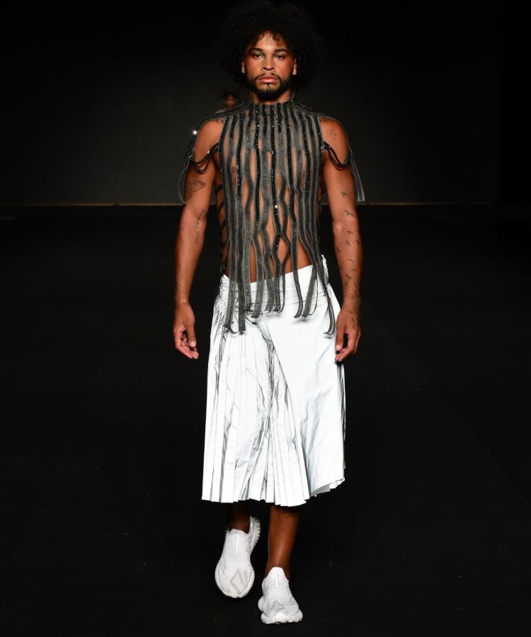 Modelo usando look do desfile de Lino Villaventura no DFB Festival 2024