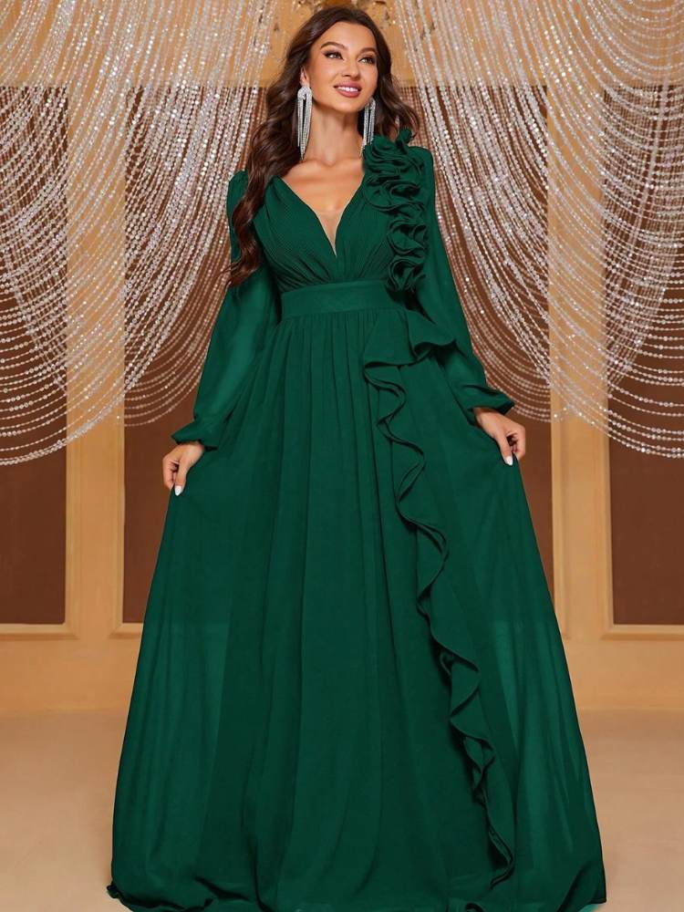 Mulher de pele clara usando vestido verde escuro manga longa com flores 3d e babados