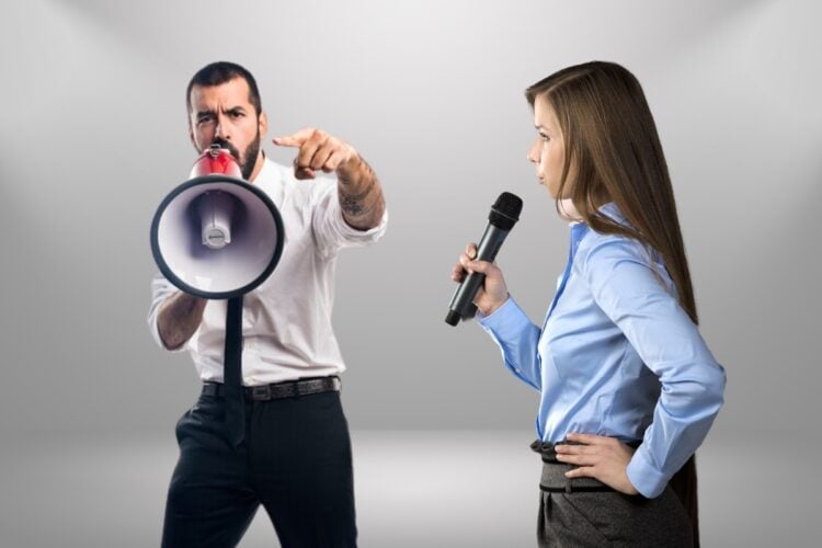 Montagem de fundo cinza com homem bravo segurando megafone e mulher indignada falando ao microfone