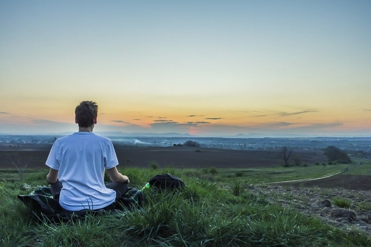 Homem meditando na natureza