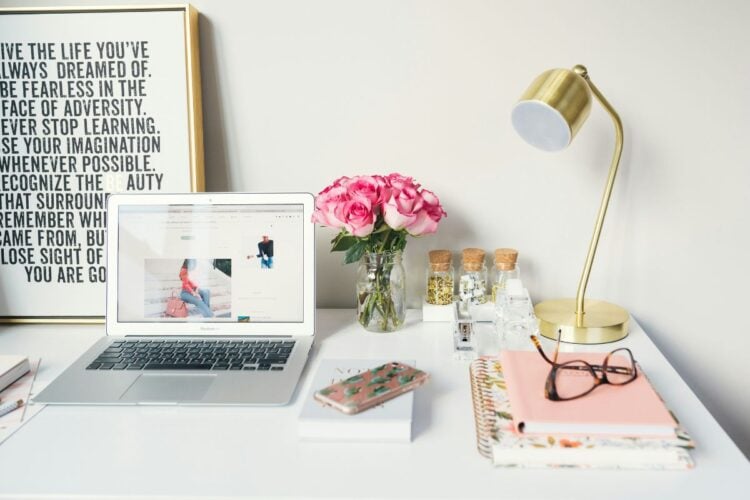 Foto de escritório pequeno decorado de forma minimalista, com detalhes em dourado e rosa