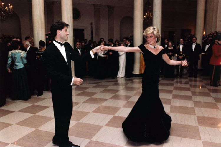 Princesa Diana dançando com John Travolta no hall de entrada da Casa Branca