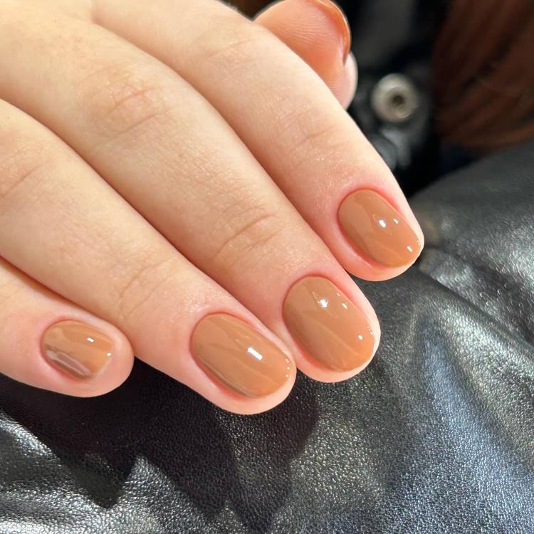 Unhas nude curtas arredondadas