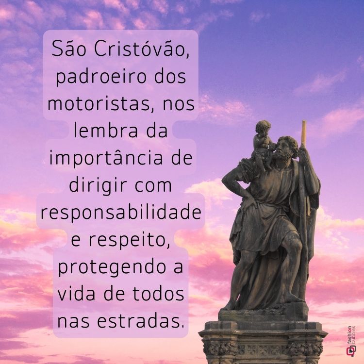 A imagem mostra uma estátua de santo carregando o menino Jesus nos ombros, contra um céu rosado. Abaixo, há um texto em português que diz: “São Cristóvão, padroeiro dos motoristas, nos lembra da importância de dirigir com responsabilidade e respeito, protegendo a vida de todos nas estradas.”