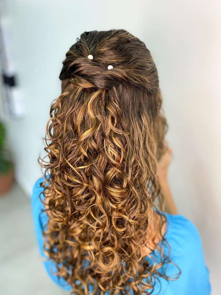 Opção de penteados para cabelo cacheado