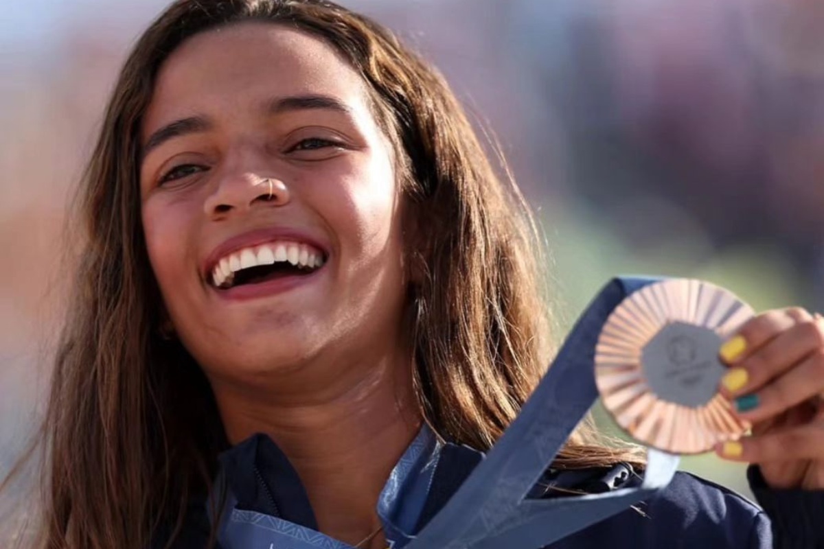 Foto de Rayssa Leal segurando medalha de bronze nas Olimpíadas de Paris 2024