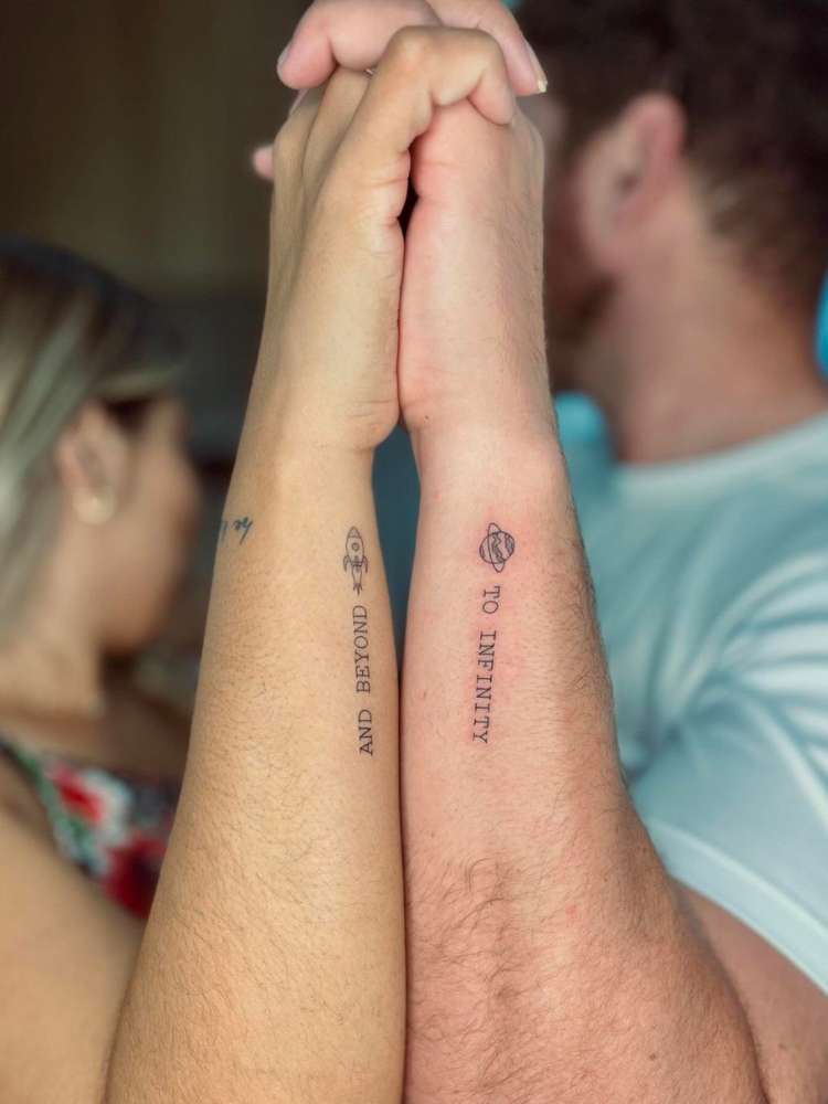 Opção de tatuagem pequena de casal