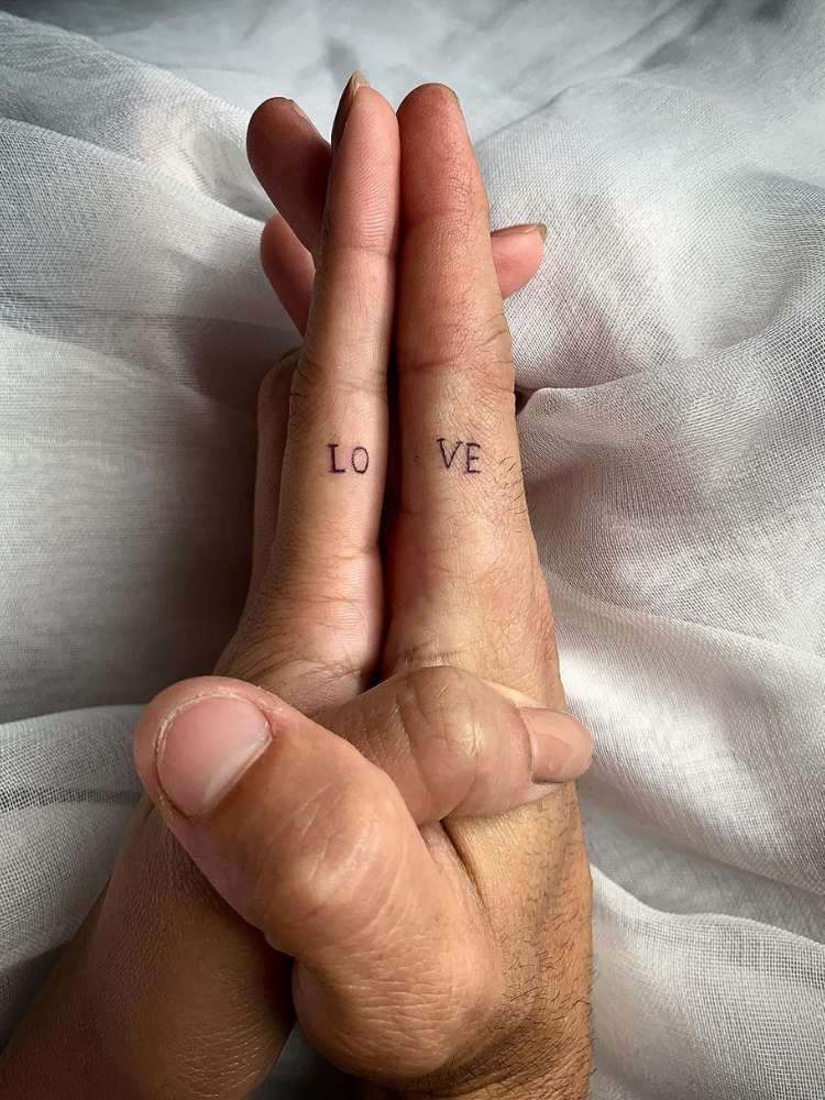 Tatuagem pequena de casal