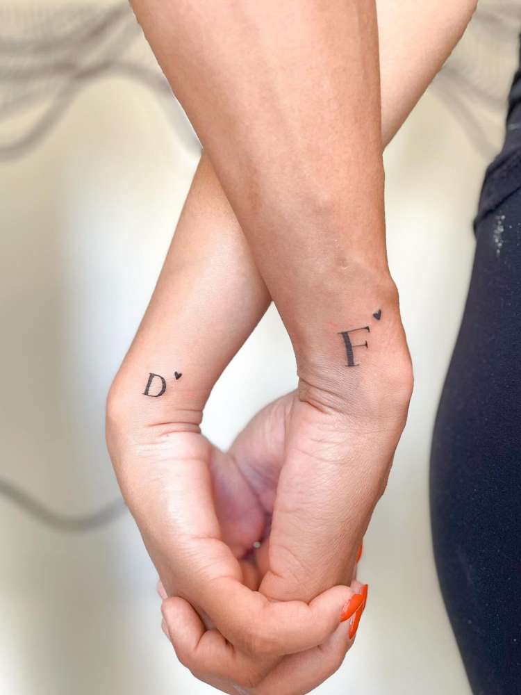 Opção de tatuagem pequena de casal