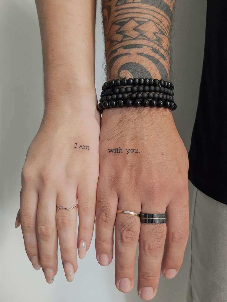 Opção de tatuagem pequena para casal