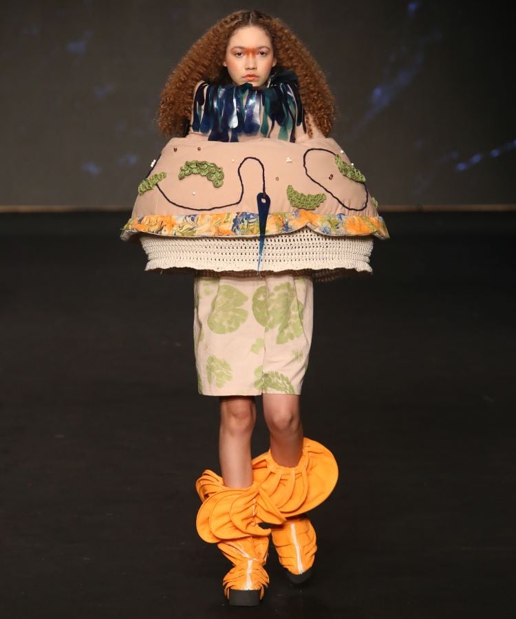 Foto de modelo no desfile da UFCA do DFB 2024