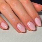 Foto de unhas elegantes no formato amendoada cor rosa claro