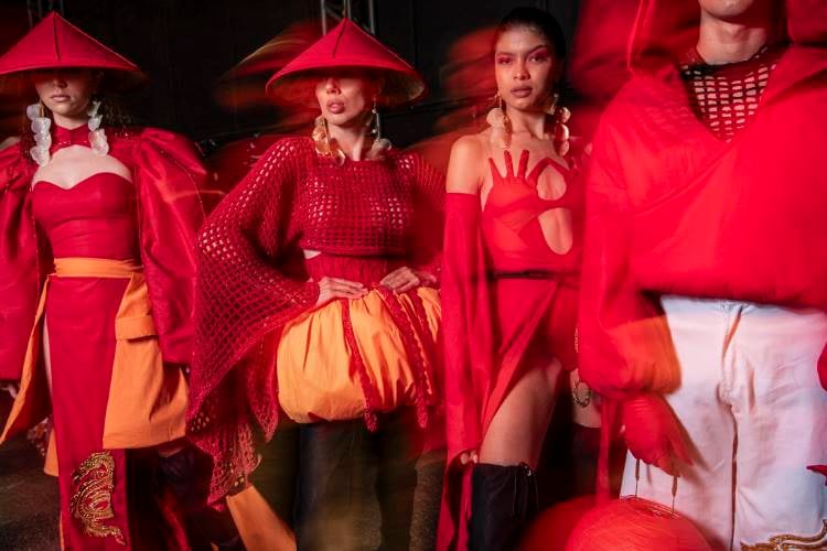 Modelos nos bastidores usando looks da Uniateneu no DFB Festival 2024