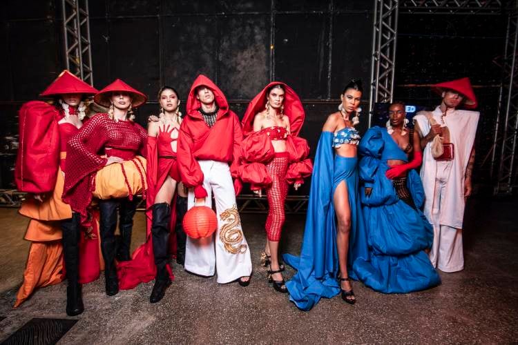 Modelos nos bastidores usando looks da Uniateneu no DFB Festival 2024